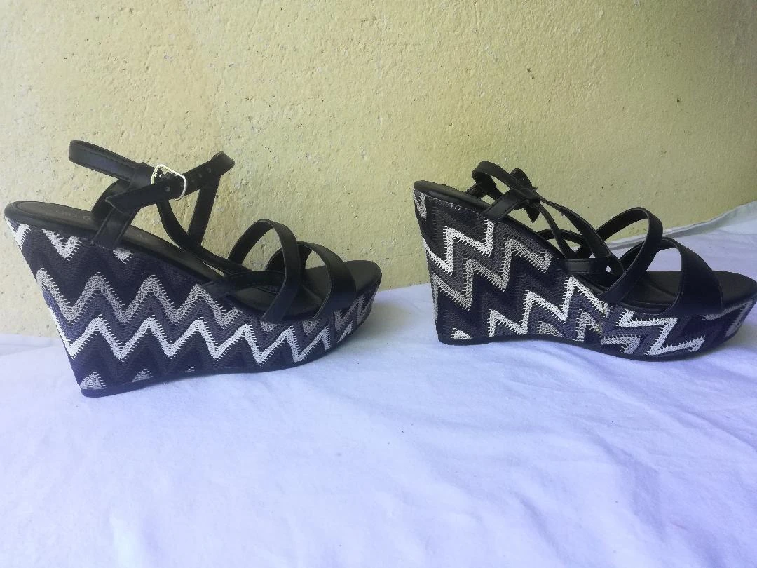 Sandalias negras de tacón compensado bicolor negro/gris talla 38-nuevas (defecto) – photo 4